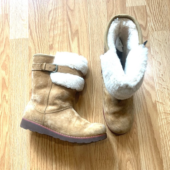 Woman’s Ugg Shearling Boots - Picture 1 of 15